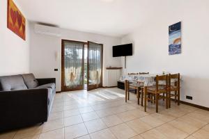 布雷佐内加尔达Appartamento Assenza 9的客厅配有桌子和沙发