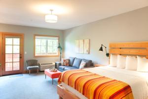 莱文沃思The Suites on Main的一间卧室配有一张床和一个沙发