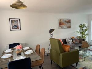 巴塞尔顿Stylish 3 bedroom House In Grt Gregorie Basildon & Essex - Free Wifi, Parking, Dedicated Office & Private Garden的客厅配有桌子和沙发