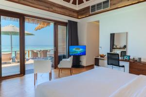 希曼杜岛马尔代夫坎德鲁度假酒店的一间卧室配有一张床,享有海景