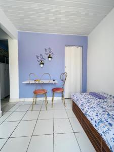 贝贝里比La casita lilás的一间卧室配有两把椅子和蓝色的墙壁