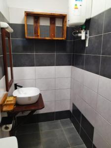 BourdaLE CHALET DOMAINE DU ROCHER的一间带水槽和镜子的浴室