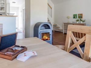 布拉万德6 person holiday home in Bl vand的客厅设有壁炉的桌子
