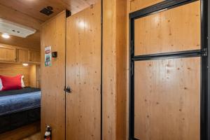 约书亚树JT Village Campground - Sun Ray的配有床的房间的木门