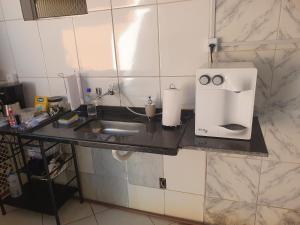 维拉维尔哈SUÍTE Princípio的厨房柜台配有水槽和咖啡壶