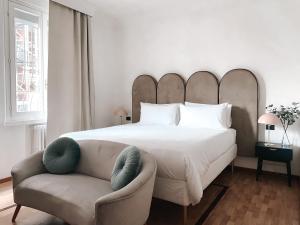 里米尼Villa Maldestra的一间卧室配有一张大床和一张沙发