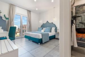皮雅诺迪索伦托Maison Etoile的一间卧室设有蓝色的床和一个阳台