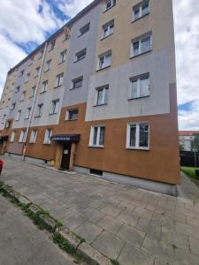 新松奇APARTAMENT SĄDECKA OSTOJA的一座大型建筑的侧面设有窗户