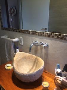圣拉斐尔Maynumbí的一个带大碗水槽的柜台浴室