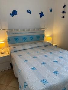 圣特雷莎加卢拉Casa Antonella的卧室配有蓝色和白色的床铺,墙上挂着星星。