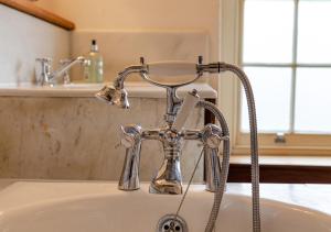 St Lawrence House的浴室水槽配有银色水龙头