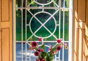 霍尔克姆South Lodge East的窗前的花瓶