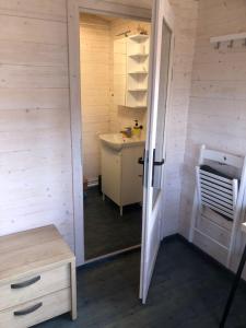 拉脱维亚WOMOCAMP Holzhütte 1的一间带水槽和水槽的小浴室