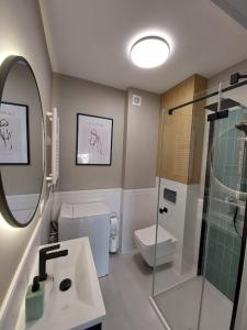 里沃Apartament Olive Rewal z dostępem do basenu的带淋浴、卫生间和盥洗盆的浴室