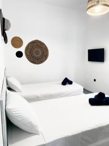 阿特米达The Greek side of life!的一间白色卧室,配有两张床和电视