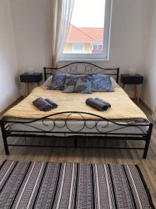 杜瑙森特米克洛什Hillside Apartman的卧室内的一张带两个枕头的床