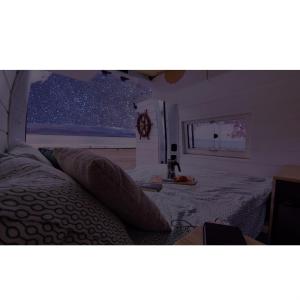 大加那利岛拉斯帕尔马斯Sleepfurgo的一间卧室设有床铺和星星窗户