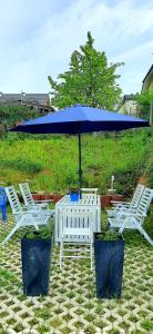 内仁Blue Lagoon的一张桌子和两把椅子以及一把雨伞