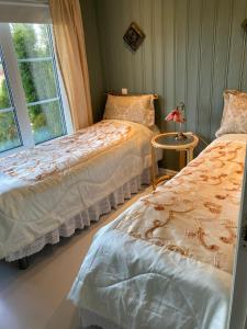 拉尔维克Verningen Apartment的带窗户的客房内的两张床