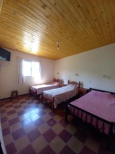 圣萨尔瓦多德朱La Primavera的客房设有两张床和木制天花板。