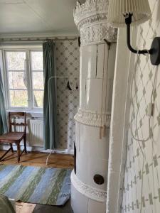 Knivsta布拉卡尔斯托普度假屋的一间位于客房角落的带壁炉的客房
