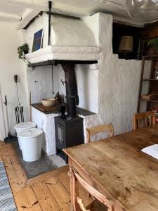 Knivsta布拉卡尔斯托普度假屋的一间带炉灶和桌子的厨房(位于客房内)