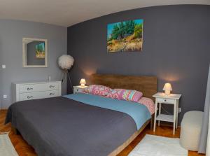 科尔丘拉Art & Gallery Vacation Home的一间卧室配有一张床和一张桌子及椅子