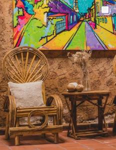 巴耶杜帕尔卡萨桑托斯巴耶杜帕尔精品酒店的一间带椅子和一张画桌的房间