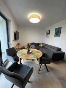 莱斯科Apartament w Dolinie Sanu 2的客厅配有沙发和桌子