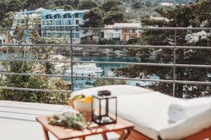 博扎瓦SOL luxury residence near the beach with shared heated pool的阳台配有1张床和1张桌子,享有风景。