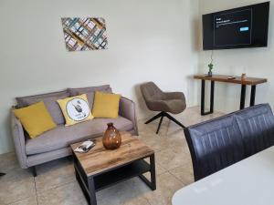 威廉斯塔德Angola Apartment B的客厅配有沙发和椅子