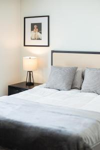 洛杉矶Luxury Apartment With The Hollywood Hills View的卧室配有白色的床和灯