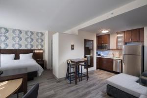 亚特兰大Residence Inn Atlanta Perimeter Center Dunwoody的酒店客房带一张床和一个厨房