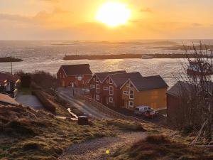 BudRorbu ved sjøen的一组房子,背景是日落