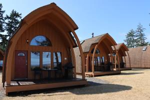 Oyster Bay奥尔斯特湾度假酒店的一组带大型拱形窗户的小屋