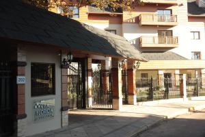 格拉玛多Aptos de Luxo Centro Gramado (Via Florida)的商店前有栅栏和建筑