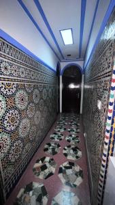 舍夫沙万塞维利亚酒店的墙壁上铺着瓷砖的走廊和天花板