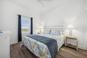 巴拿马城海滩Laketown Wharf #2011 by Nautical Properties的一间卧室设有一张大床和一个窗户。