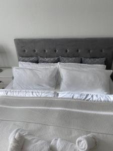 佩尔莱贝格Markt1的一张带白色床单和枕头的床