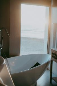 斯瓦科普蒙德Oceana View的带浴缸的浴室,享有海景。