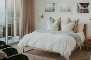 斯瓦科普蒙德Oceana View的一间卧室配有带白色床单和枕头的床。