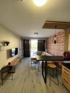 加茨比亚格拉Natura Park的用餐室以及带桌椅的起居室。