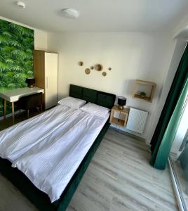 加茨比亚格拉Natura Park的一间卧室配有一张大床和一张书桌