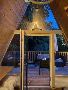 斯玛杰克托莱塞Glamping Holiday House with hot tub and sauna- Hisa oddiha的小屋内甲板的敞开门