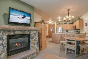 基斯通Expedition Station 8622的客厅设有壁炉和电视。