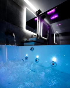 ThuinOPALENSIA的浴室配有充满蓝色水的浴缸。