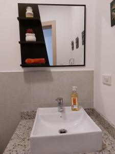基多Departamento confortable en Quito的浴室设有白色水槽和镜子