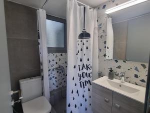 雅典Tiffany's apartments -2' walk from Metro的浴室配有淋浴帘、卫生间和盥洗盆。