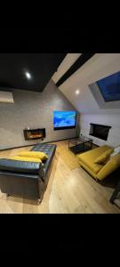 ThuinOPALENSIA的客房设有两张床和一台平面电视。