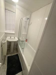 WoolwichXtra large 1 bedroom London Flat的带淋浴和盥洗盆的白色浴室